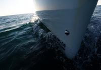 barcha a vela bavaria 46 prua di yacht a vela linea di galleggiamento onda superficie del mare